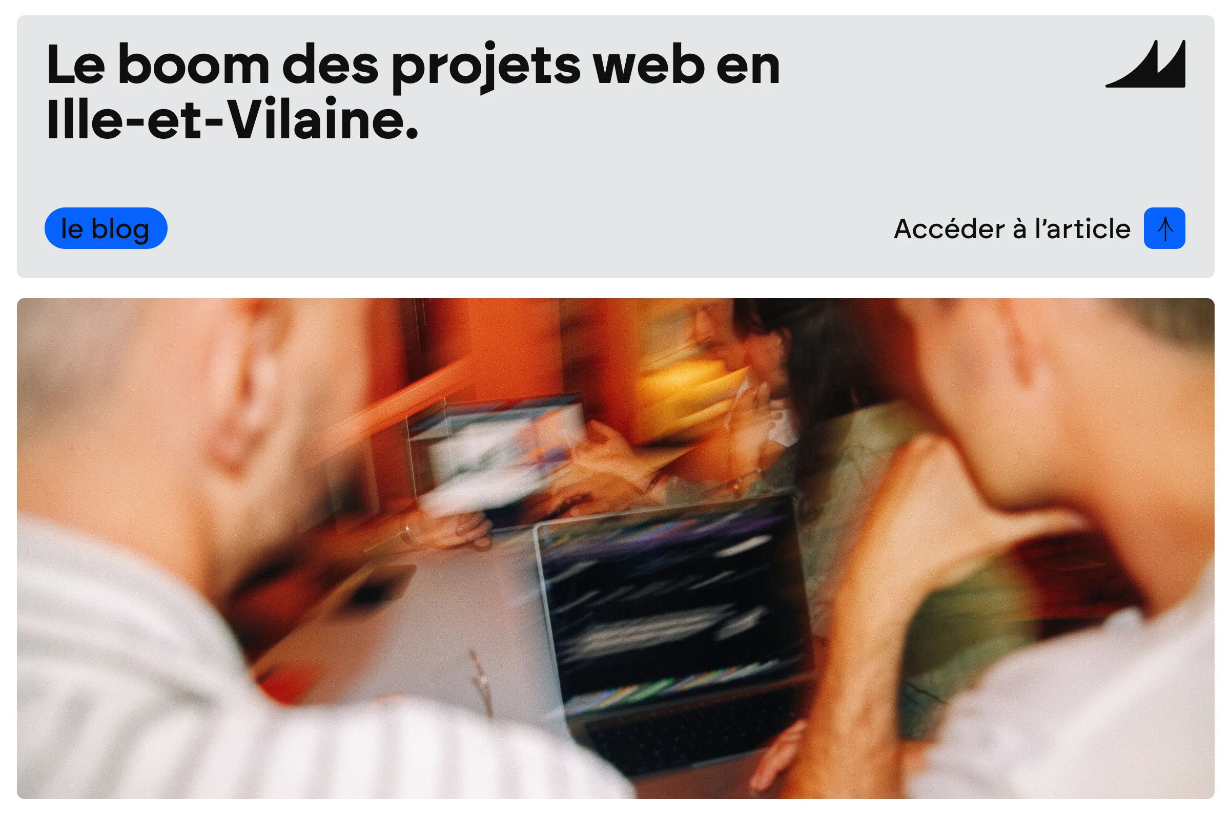 Deux personnes devant un ordinateur portable lors d'un atelier projet web chez Cobalt Studio
