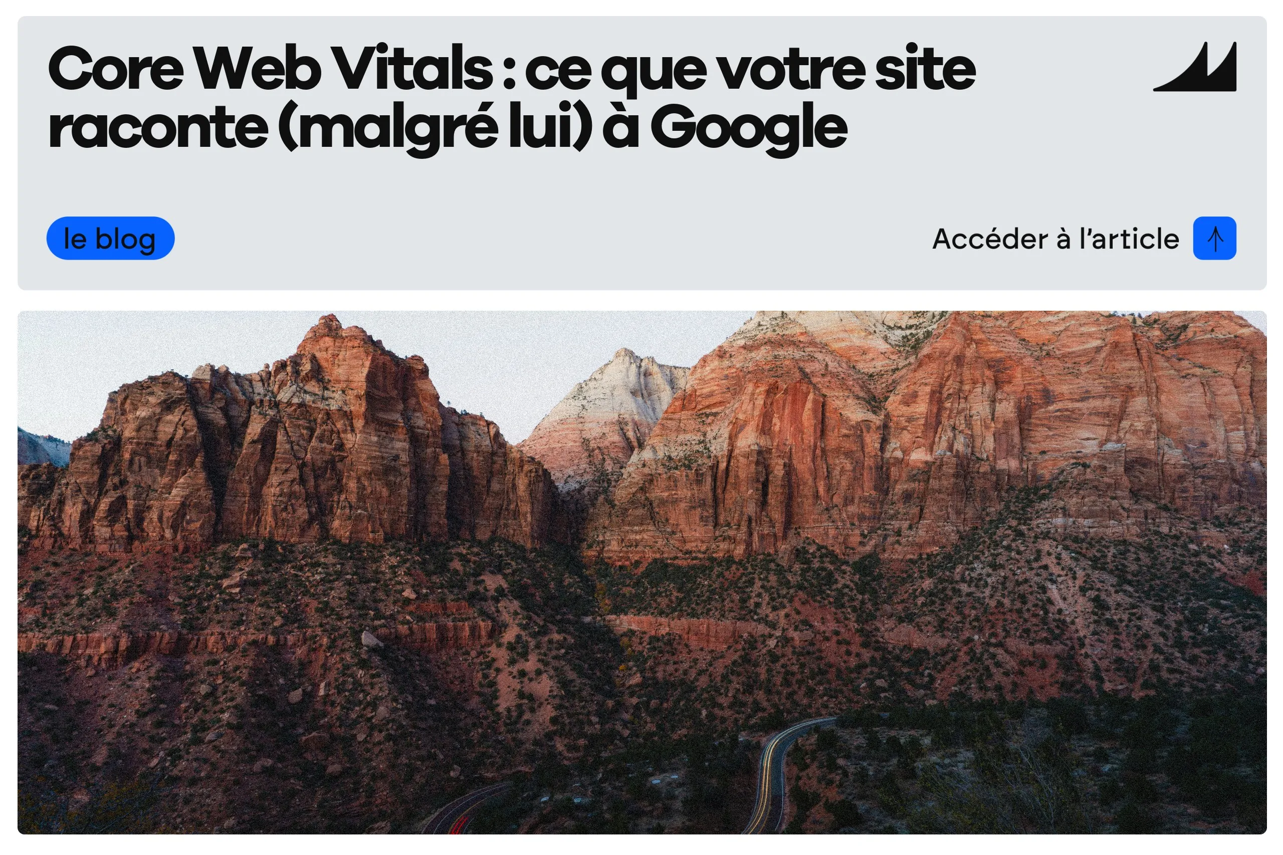 Des montagnes de grès rouge au crépuscule, traversées par une route dont les trainées lumineuses des voitures serpentinent dans la vallée. Core Web Vitals : ce que votre site raconte (malgré lui) à Google